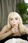 Lilly Bell viettelee kameran nuorella ruumiillaan ennen kuin hän nai kovaa Kieran Leetä