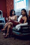 Kira Noir ja Jane gille villi lesbo pillu nuolee sohvalla