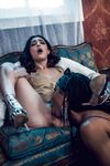 Kira Noir ja Jane gille villi lesbo pillu nuolee sohvalla
