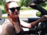 Siri Dahl imee munaa ja panee eri paikoissa