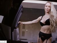 Nicole Aniston hymyilee, kun hänen tiukka pillua porataan kovaa