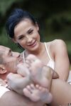 Tummatukkainen jalkapalloilija Nicole rakkaus luonnon tissit nussi puistossa