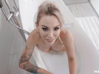 Tattoed blondi milf isabelle deltore imee Jordin munaa mehukkaat rinnat kylpyhuoneessa