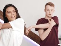 Pienet ruskeat hiukset Reyna de la Cruz lattia saa kovaa