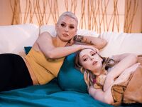 Kenzie Taylor ja Lily Larimar nauttivat parranajosta