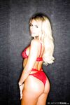 Adriana Chechik - Mustat miehet naivat häntä