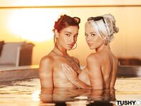 Elsa Jean, Emily Willis - Lesbo nuolee