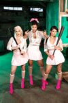Bridgette B ja Gina Valentina ja Skylar Vox nuolevat huuliaan