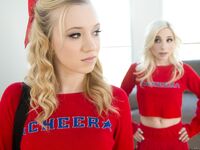 Piper Perri ja Bailey Brooke on koulukissa