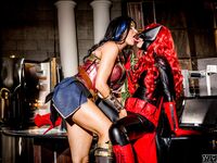 Charlotte Stokely ja Romi Rainin cosplay-lesbo