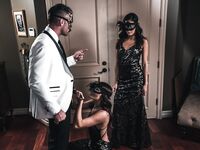 Adria Rae ja Emily Willis naivat kahdelle
