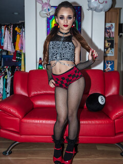 Holly Hendrix ahmii pumminsa tekobassoilla