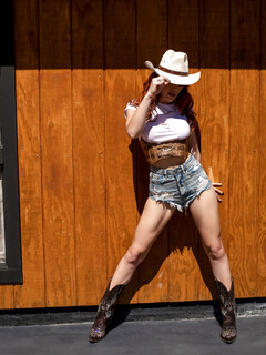 Desiree Dulce ja Molly Stewart nuolemassa toisiaan