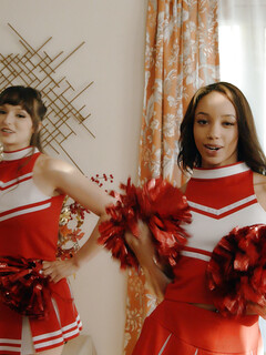 Lexi Luna ja Alexis Rae on tulinen cheerleader