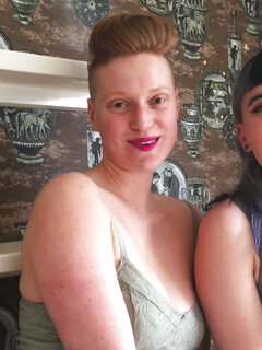 Marina Lee ja Fox nuolemassa toisiaan