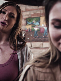 Paige Owens ja Skylar Snow lesbo kohtaus