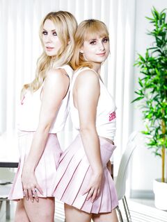 Blondit ämmät Sydney Paige ja Evie Christian ovat mukavasti kusessa POV!