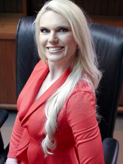 Pitkätukkainen milf Sydney Davis nai itsevarmaa ohjaajaa