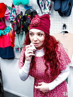 Kiki Daire punainen tatuoitu pornotähti rangaistaan varkaudesta