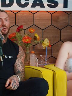 Tattoed tytöt Abigail Morris ja Toochi Kash jakaa punainen susi