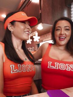 Emerald Loves ja Cassie Lenoir nuolevat toistensa pillua villin seksin aikana
