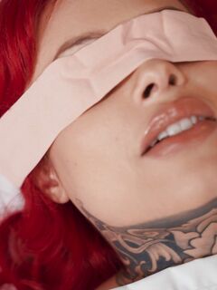 Tatuoitu punainen milf Xwife Karen saa arvokas vittu aikana hieronta