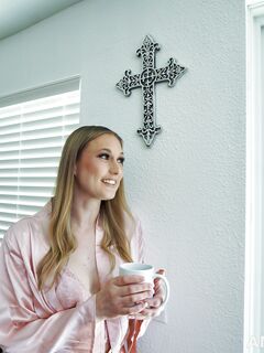 Ophelia Kaan imee ja ratsastaa isolla kullilla orgasmiin