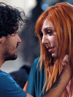 Lauren phillips szopja a göndör hajú pasit a kanapén