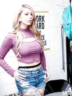 Tatuointi blondi Milf Kaylee Ryder saa vaikeuksia varastaa