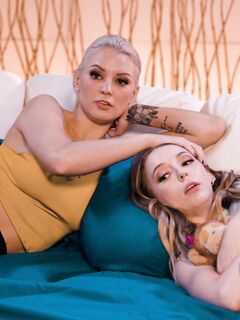 Kenzie Taylor ja Lily Larimar nauttivat parranajosta