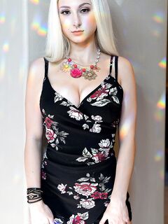 Skylar Vox iso rintainen teini