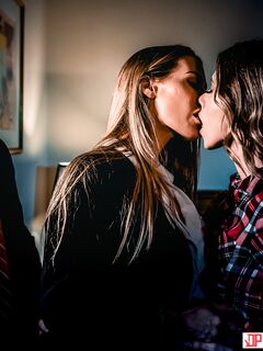 Anya Olsenilla ja Nicole Anistonilla on kolmen kimppa